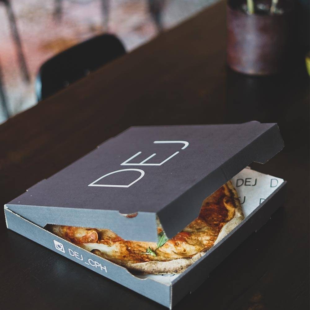 An elegant pizza box with a full print is a characteristic sign of the Dej pizzeria